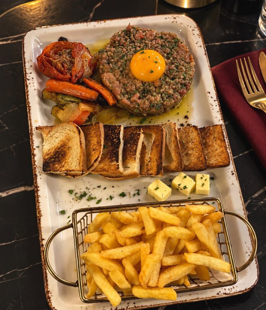 Tartare de bœuf et pain grillé